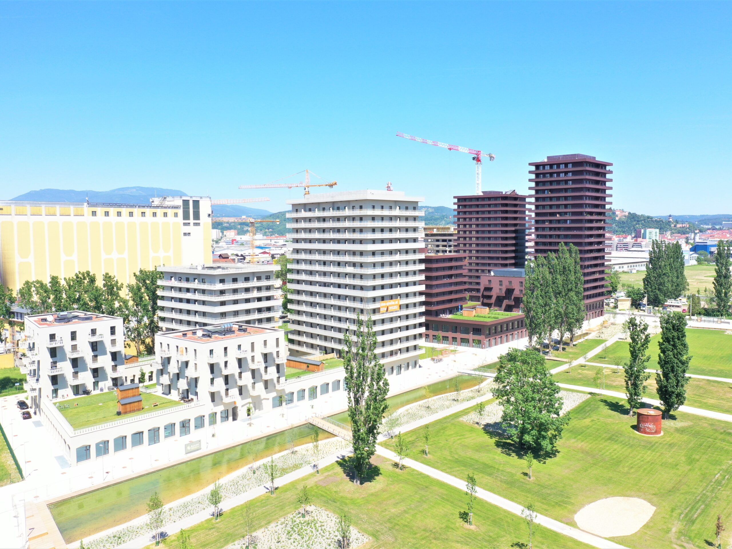 Luftbild mit zwei Gebäuden und einem Par